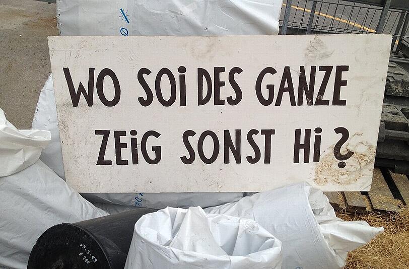 Berechtigte Frage, berechtigter Tonfall: Das Plakat auf der Stadtwerke-Baustelle in der Karlstraße.