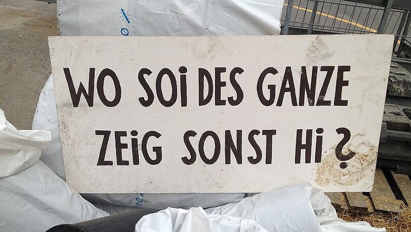 Berechtigte Frage, berechtigter Tonfall: Das Plakat auf der Stadtwerke-Baustelle in der Karlstraße. Berechtigte Frage, berechtigter Tonfall: Das Plakat auf der Stadtwerke-Baustelle in der Karlstraße.