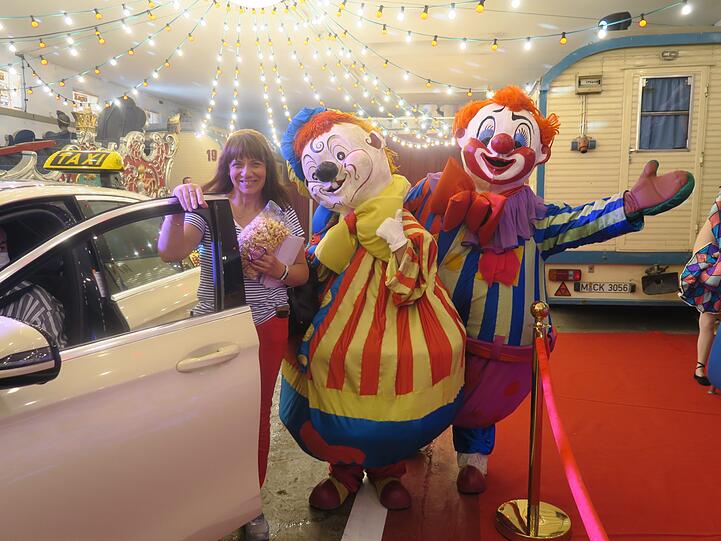 AZ-Reporterin Annette Baronikians (l) nach der Probefahrt in der Clown-Waschstraße.