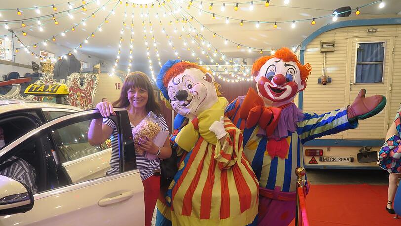 AZ-Reporterin Annette Baronikians (l) nach der Probefahrt in der Clown-Waschstraße.
