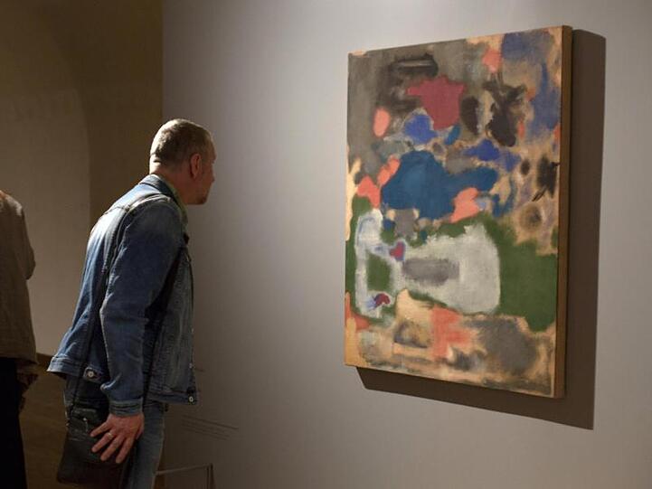 Ein Besucher betrachtet ein Bild ohne Titel von Mark Rothko aus dem Jahr 1948.