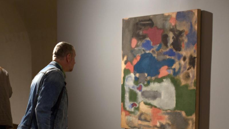 Ein Besucher betrachtet ein Bild ohne Titel von Mark Rothko aus dem Jahr 1948. Ein Besucher betrachtet ein Bild ohne Titel von Mark Rothko aus dem Jahr 1948.