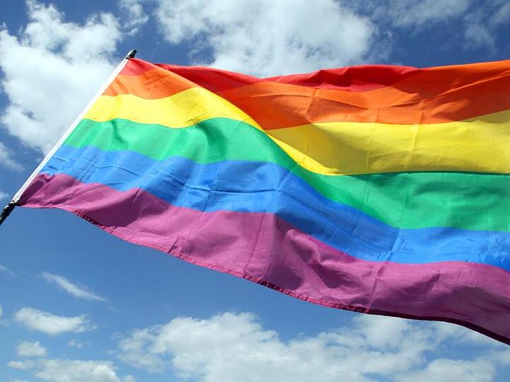 Regenbogenfahne im Wind: Die Schweizer haben dafür ausgesprochen, die Diskriminierung von Homo- und Bisexuellen künftig zu verbieten.