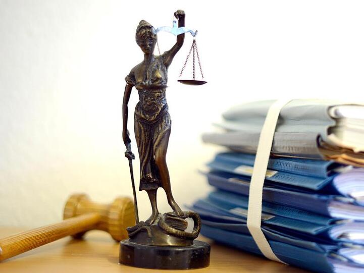 Ein Modell der Justitia steht auf einem Tisch. Foto: Volker Hartmann/dpa/Archivbild