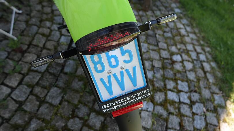 LED-Blinker und -Rücklicht, Versicherungsschild: das Elmoto Loop-Heck.