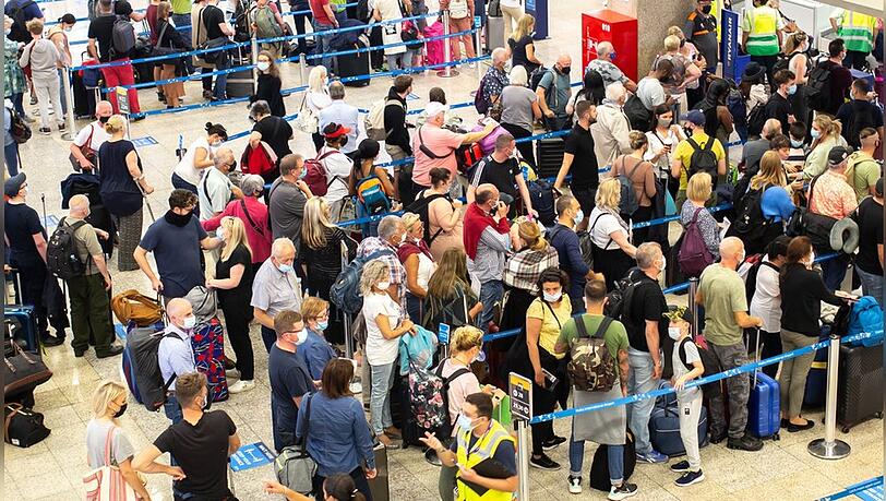 An vielen Flughäfen ist aktuell Chaos angesagt.