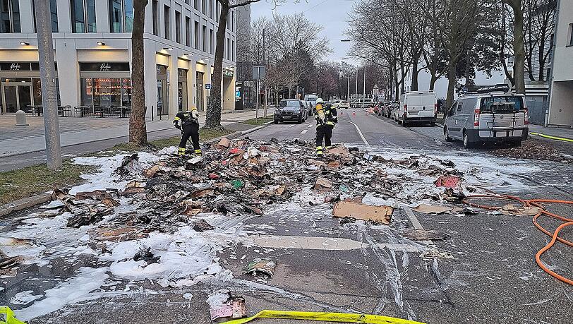 Beim Eintreffen der Einsatzkräfte stand der Papierhaufen fast komplett in Flammen.