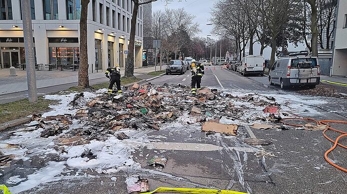 Beim Eintreffen der Einsatzkräfte stand der Papierhaufen fast komplett in Flammen.