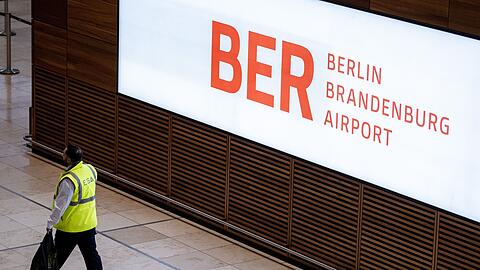Die Halle am Terminal 1 bleibt bei Warnstreiks von Verdi am BER-Flughafen fast leer.