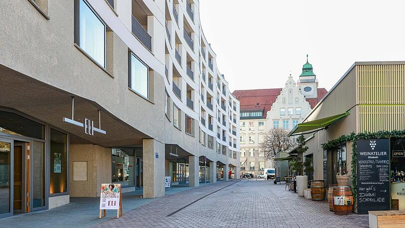 Wo einst ein Umspannwerk der Stadtwerke stand, ist jetzt der Neubau mit Geschäften, Büros und Wohnungen fertig - und wirft Schatten auf den neuen Elisabethmarkt. Unten ist das neue Wirtshaus Eli eingezogen, daneben eine Apotheke und ein sehr großer Brautmodeladen. Wo einst ein Umspannwerk der Stadtwerke stand, ist jetzt der Neubau mit Geschäften, Büros und Wohnungen fertig - und wirft Schatten auf den neuen Elisabethmarkt. Unten ist das neue Wirtshaus Eli eingezogen, daneben eine Apotheke und ein sehr großer Brautmodeladen.