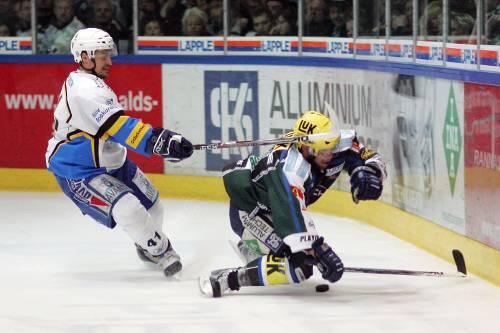 Im Duell gegen Bietigheim geht&rsquo;s hart zur Sache &ndash; auf dem Eis, aber auch außerhalb: Hier erwischt EHC-Kapitän Andreas Raubal Steelers-Spieler Dirk Wrobel.
