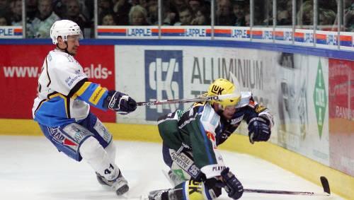 Im Duell gegen Bietigheim geht’s hart zur Sache – auf dem Eis, aber auch außerhalb: Hier erwischt EHC-Kapitän Andreas Raubal Steelers-Spieler Dirk Wrobel. Im Duell gegen Bietigheim geht’s hart zur Sache – auf dem Eis, aber auch außerhalb: Hier erwischt EHC-Kapitän Andreas Raubal Steelers-Spieler Dirk Wrobel.