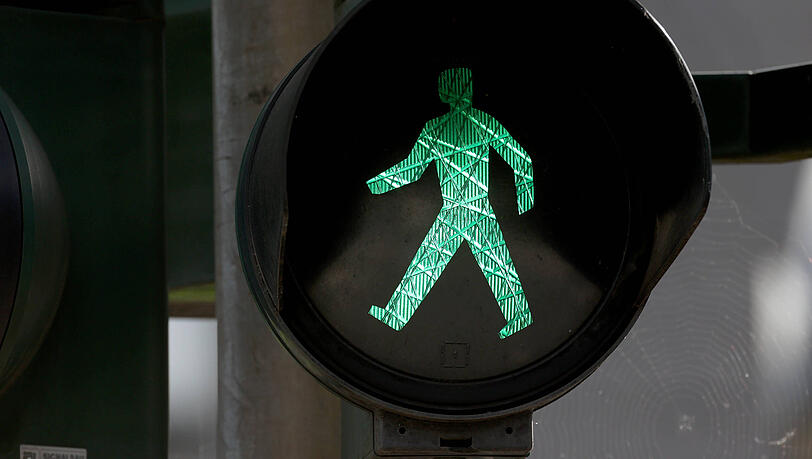 Zum Zeitpunkt des Unfalls war der Passant laut Polizei bei Gr&uuml;nlicht &uuml;ber den Fu&szlig;g&auml;ngerweg gegangen. (Symbolbild)
