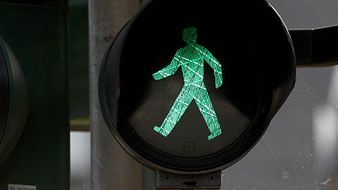 Zum Zeitpunkt des Unfalls war der Passant laut Polizei bei Gr&uuml;nlicht &uuml;ber den Fu&szlig;g&auml;ngerweg gegangen. (Symbolbild)