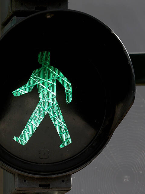 Zum Zeitpunkt des Unfalls war der Passant laut Polizei bei Gr&uuml;nlicht &uuml;ber den Fu&szlig;g&auml;ngerweg gegangen. (Symbolbild)
