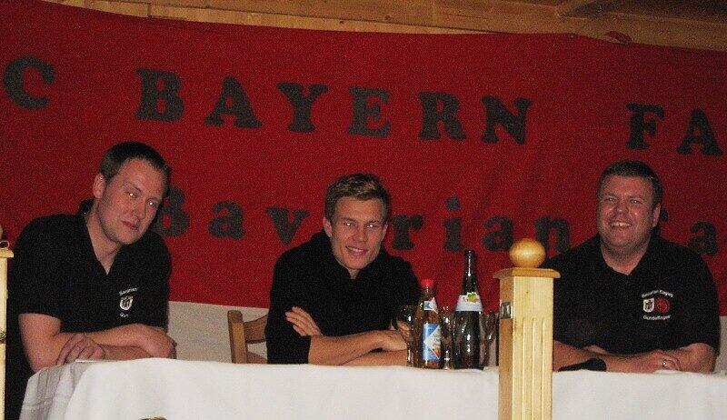 Weihnachtsüberraschung: Die Bayern-Stars Rafinha, Badstuber, Kroos, Boateng & Co. waren am Wochenende bei zahlreichen Fanklubs zu Besuch - und als Präsent hatten sie nach dem 4:1-Sieg gegen Werder Bremen sogar die Tabellenführung im Gepäck: Die Bilder.