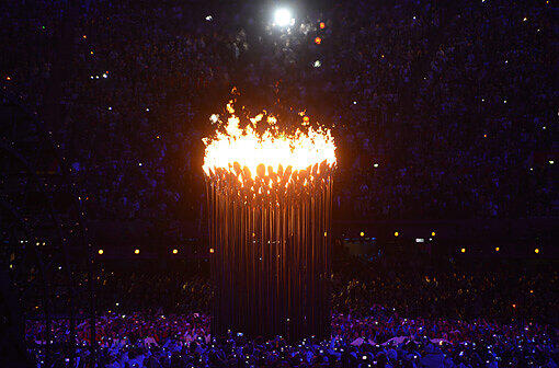 Die Feuerwerke funkelten, die Show faszinierte und ganz London war in Aufruhr: Am Freitagabend wurden die Olympischen Spiele 2012 mit viel Bombast eröffnet.