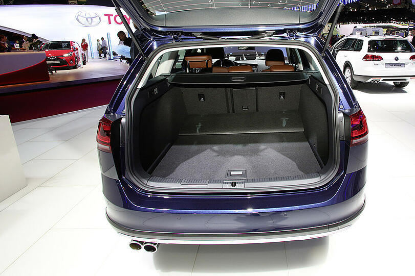 Der neue VW Golf Variant Alltrack ist etwas höher und etwas Schotter-tauglicher.
