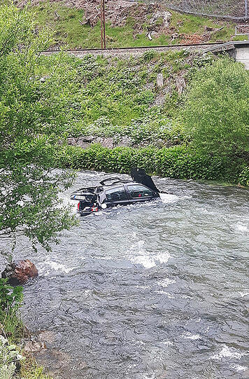 Die 19-Jährige überschlug sich und landete im Bach.