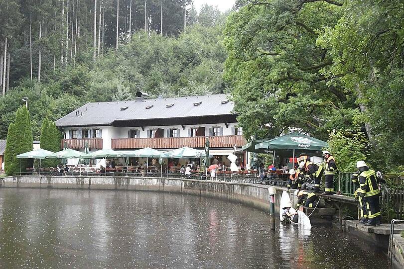 Feuerwehrleute dichten das Leck ab.