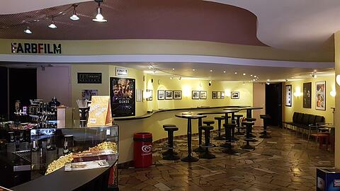 Das Kino hat ganz offensichtlich eine alte Tradition: Über der Popcorntheke im Foyer wird damit geworben, dass hier Farbfilme gezeigt werden.