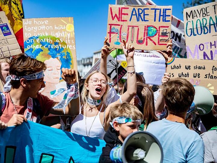 Zahlreiche junge Teilnehmer nehmen an der Klimademonstration Fridays for Future teil. Foto: Marcel Kusch/dpa
