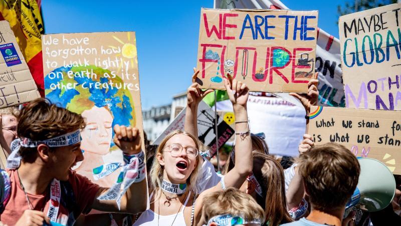 Zahlreiche junge Teilnehmer nehmen an der Klimademonstration Fridays for Future teil. Foto: Marcel Kusch/dpa