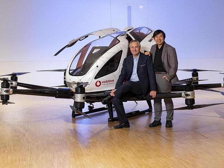 Vodafones Deutschlandchef Hannes Ametsreiter (l) und Hu Huazhi, Gründer und CEO von EHang, vor einem Flugtaxi des chinesischen Unternehmens.