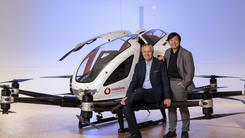 Vodafones Deutschlandchef Hannes Ametsreiter (l) und Hu Huazhi, Gründer und CEO von EHang, vor einem Flugtaxi des chinesischen Unternehmens. Vodafones Deutschlandchef Hannes Ametsreiter (l) und Hu Huazhi, Gründer und CEO von EHang, vor einem Flugtaxi des chinesischen Unternehmens.