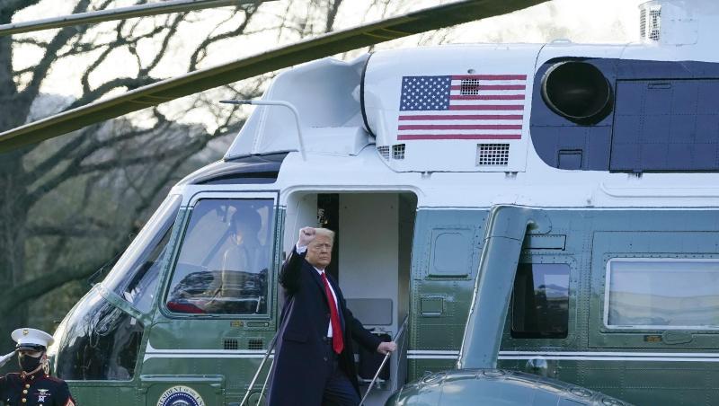 Am Morgen von Joe Bidens Amtseinführung verlässt Noch-Präsident Donald Trump das Weiße Haus und reckt bei seinem Einstieg in die Marine One die Faust.