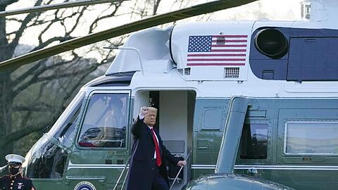 Am Morgen von Joe Bidens Amtseinführung verlässt Noch-Präsident Donald Trump das Weiße Haus und reckt bei seinem Einstieg in die Marine One die Faust.