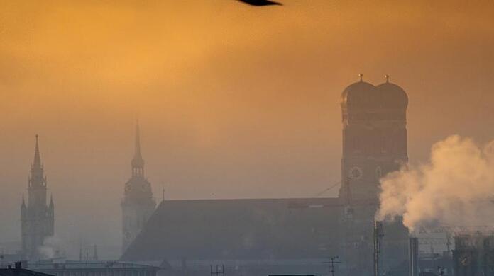 An der Grenze zwischen kalter und warmer Schicht bildet sich bei sogenanntem Inversionswetter Hochnebel. In der Mischung mit dem Silvesterfeuerwerk kann die Wetterlage zu erhöhten Feinstaubwerten über der Stadt führen.