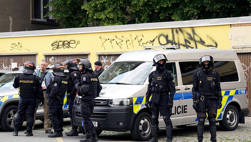 Polizisten vor dem Finale der Conference League in Prag.