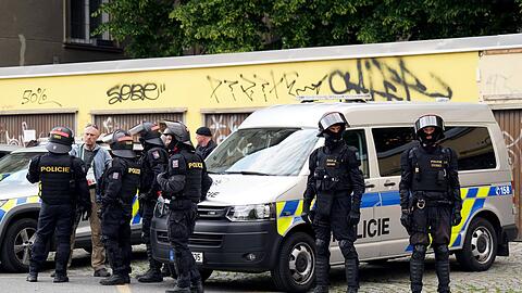 Polizisten vor dem Finale der Conference League in Prag.