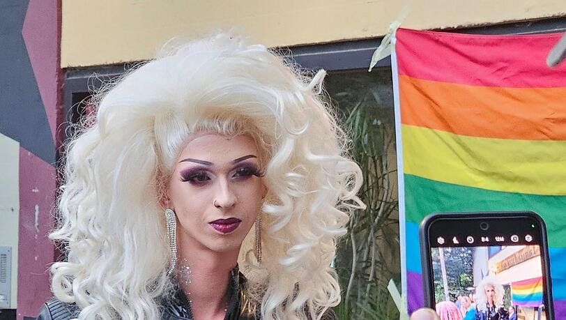 Unzählige Male werden die Drag Queens um ein Foto gebeten.