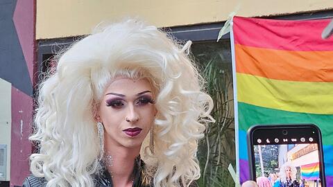 Unzählige Male werden die Drag Queens um ein Foto gebeten.
