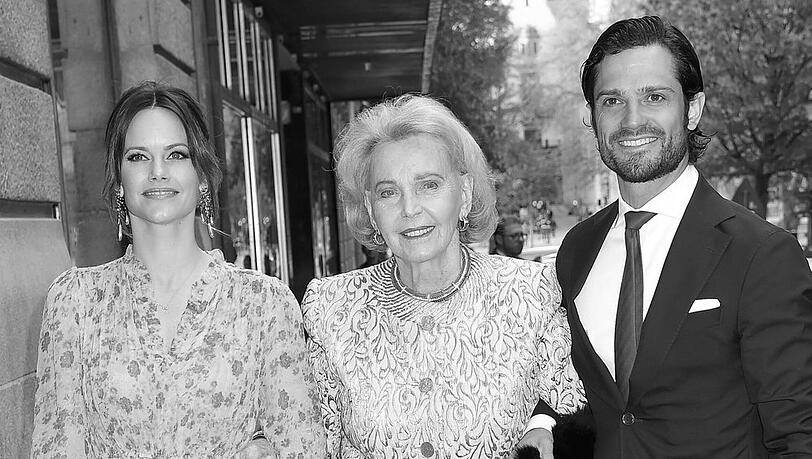 Prinzessin Sofia und Ehemann Prinz Carl Philip nahmen Gräfin Marianne Bernadotte bei einem öffentlichen Auftritt im Jahr 2019 in die Mitte.