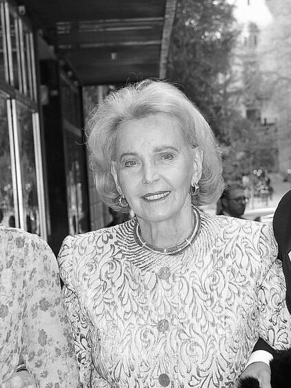 Prinzessin Sofia und Ehemann Prinz Carl Philip nahmen Gräfin Marianne Bernadotte bei einem öffentlichen Auftritt im Jahr 2019 in die Mitte.