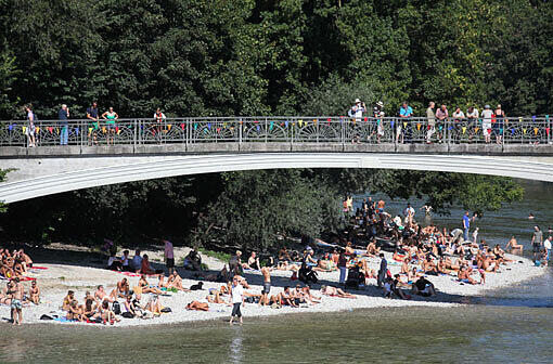 Egal ob auf dem Isarkanal oder der Isarinsel, am Kabelsteg, Vaterrheinbrunnen oder in der Steindorfstraße: Beim Isarinselfest am Wochenende war einiges geboten - und dank sonnigem Wetter auch einiges los.