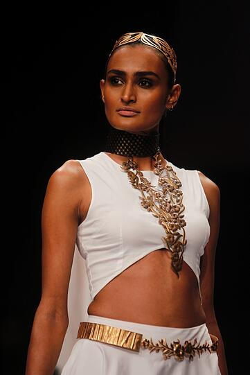 Fashion Week in der indischen Hafenmetropole Mumbai: Manche Kreationen sehen aus, als kämen sie von einem anderen Planeten. Der Stil bewegt sich in gewagter Weise zwischen Lady Gaga, Star Wars und Minnie Maus.