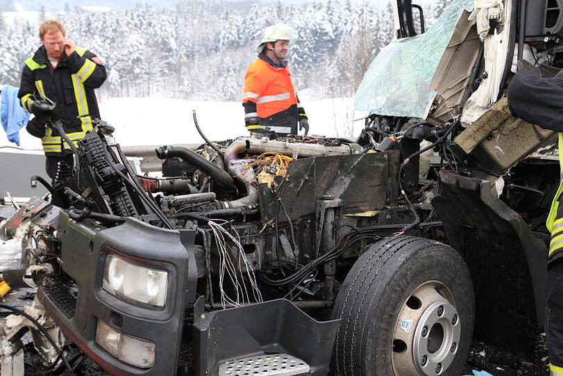 Schwerer Lkw-Unfall auf der A8 bei Frasdorf: Ein Lastwagen war in ein liegengebliebenes Fahrzeug gerast. Die Bilder.