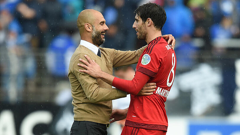 Bayern Münchens Trainer Pep Guardiola (l) umarmt Javier Martinez nach dem Spiel gegen den SV Darmstadt. Bayern Münchens Trainer Pep Guardiola (l) umarmt Javier Martinez nach dem Spiel gegen den SV Darmstadt.