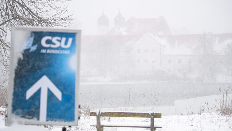 Die CSU tagte am Samstag dick eingeschneit im Kloster Seeon.