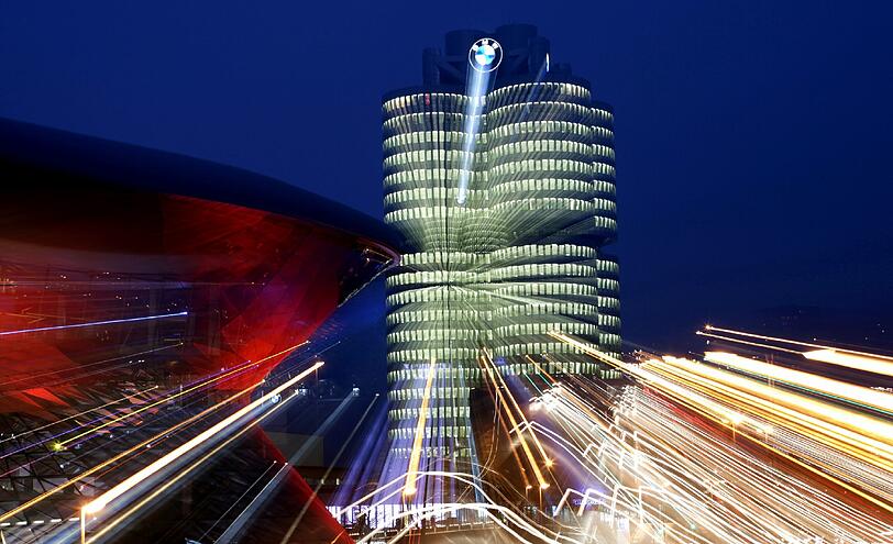 Nachts ist der Turm nach einem sorgfältig ausgedachten Kozept beleuchtet. Der AZ-Fotograf hat die Lichtverhältnisse hier etwas neu definiert - auch spannend!