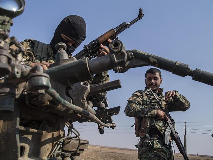 Die bewaffnete Kurdenmiliz YPG ist nach Angaben des russischen Verteidigungsministers Schoigu vorzeitig aus Nordsyrien abgezogen.