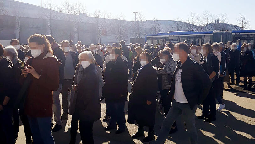 Am Dienstag warten manche Menschen stundenlang in Riem. Am Dienstag warten manche Menschen stundenlang in Riem.