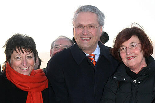 Karin Roth (l-r), Joachim Herrmann und Christa Stewens setzen den ersten Spatenstich.