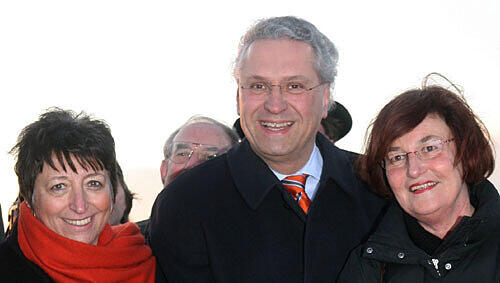 Karin Roth (l-r), Joachim Herrmann und Christa Stewens setzen den ersten Spatenstich. Karin Roth (l-r), Joachim Herrmann und Christa Stewens setzen den ersten Spatenstich.