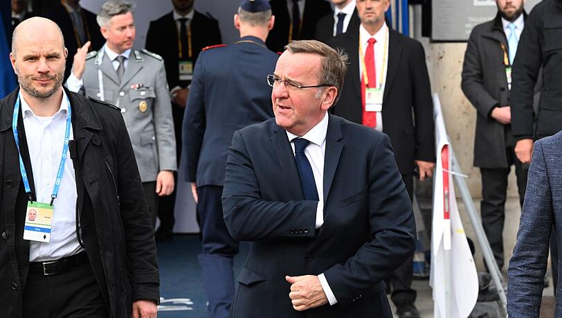 Boris Pistorius, Bundesminister der Verteidigung, kommt bei der Münchner Sicherheitskonferenz vor dem Bayerischen Hof an.
