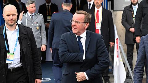 Boris Pistorius, Bundesminister der Verteidigung, kommt bei der Münchner Sicherheitskonferenz vor dem Bayerischen Hof an.